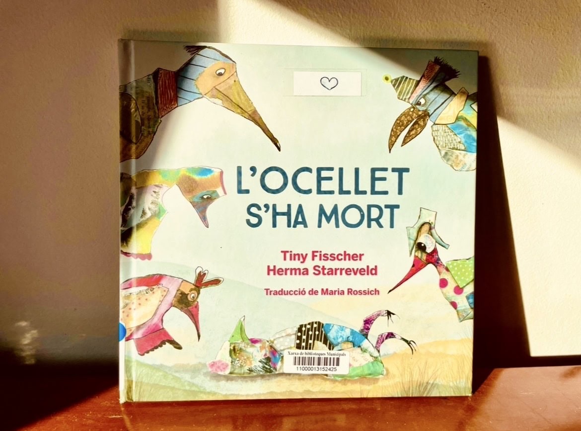 L’OCELLET  S’HA  MORT  de Tiny Fisscher i Herma Starreveld (Birabiro Editorial)